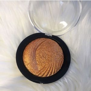 Bronzer-Queen Behavior Bronzers